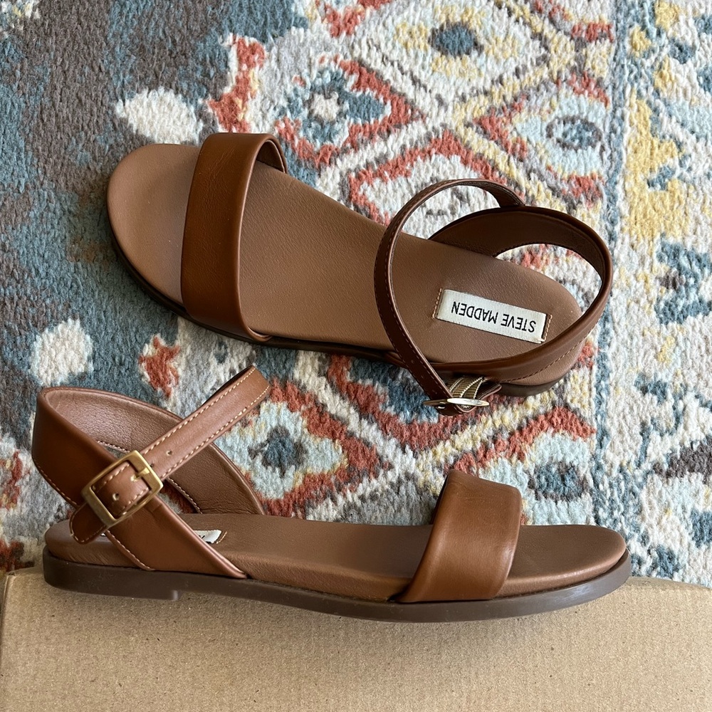 Steve Madden Dina Flat Sandal in Tan Leather